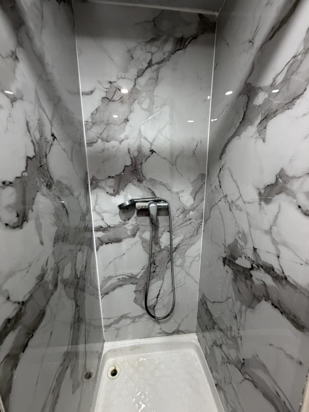 Douche client habillée en plaque PVC effet marbre
